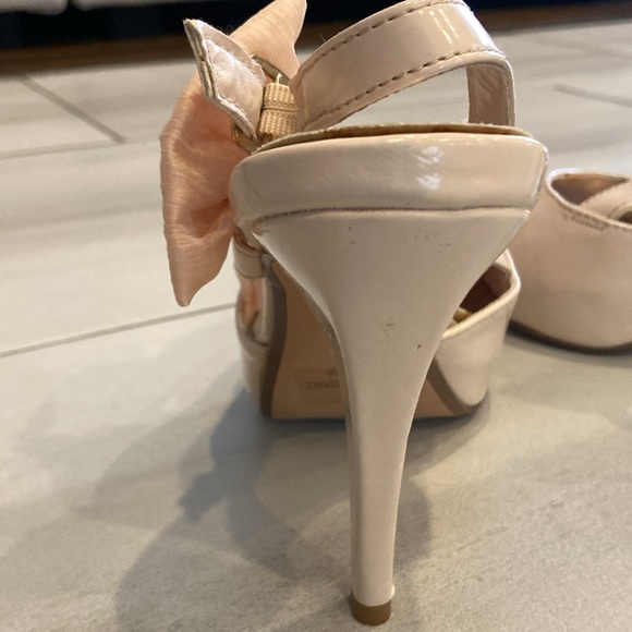 Qupid heels with ribbon bow and pearls. Size 7 1/2 - Picture 3 of 4
